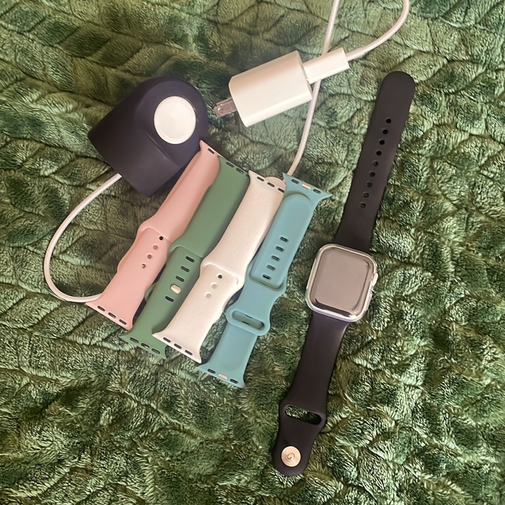SE APPLE WATCH SET with charger, stand and wristbands! 32GB A2722 40mm